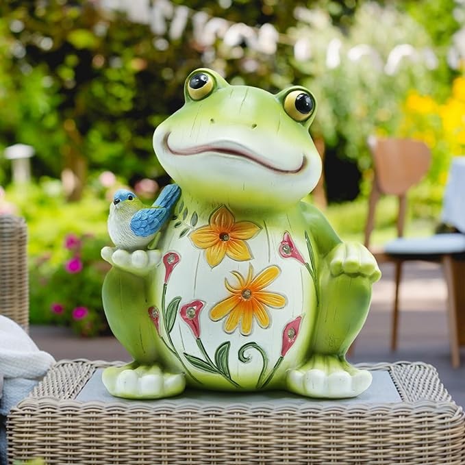 REYISO Frog Decor with Solar Light, Resin Garden Statue for Passage Yard Lawn Patio Spring Home Decor, Outdoor Decor Housewarming Surprise Frog Gifts for Mom, Women for Mothers Day